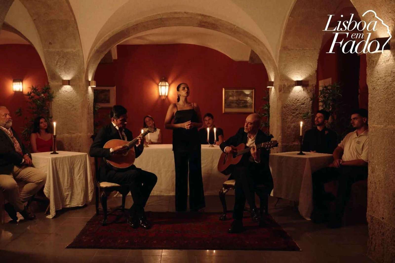 Lizbona: wieczorny kameralny pokaz muzyki fado na żywo z winem porto