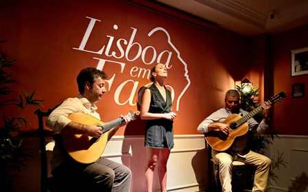 Lizbona: wieczorny kameralny pokaz muzyki fado na żywo z winem porto