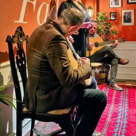 Lizbona: wieczorny kameralny pokaz muzyki fado na żywo z winem porto