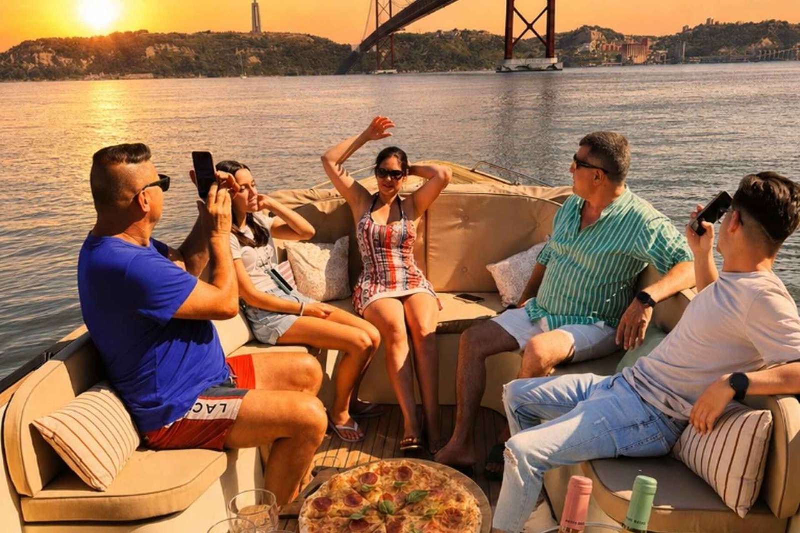 Przytulny rejs o zachodzie słońca w Lizbonie z otwartym barem i pizzą