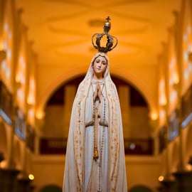 Z Lizbony: Fatima nocą – procesja świec