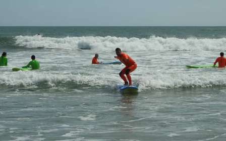 Sintra: 2-godzinna lekcja surfowania w grupie w Praia Grande