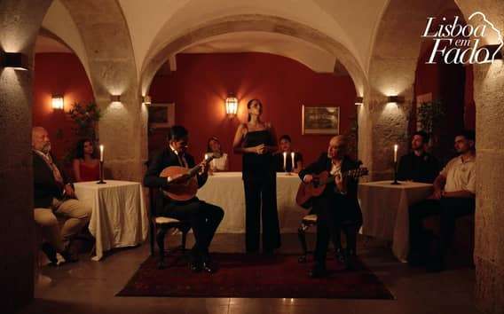 Lizbona: wieczorny kameralny pokaz muzyki fado na żywo z winem porto