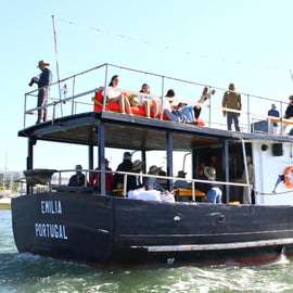 Sekrety wybrzeża Cascais: 90-minutowy rejs z bezpłatnymi napojami