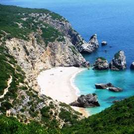 Sesimbra: plaża Ribeiro Cavalo, jaskinie i wycieczka kajakiem Arrábida
