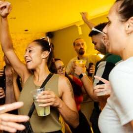 Lizbona: Pub Crawl z otwartym barem, shotami i wstępem do klubu VIP