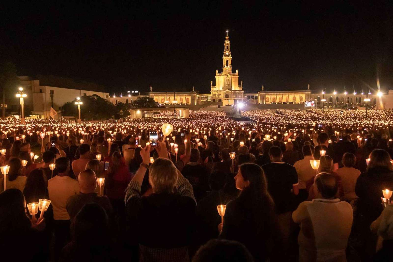 Z Lizbony: Fatima nocą – procesja świec