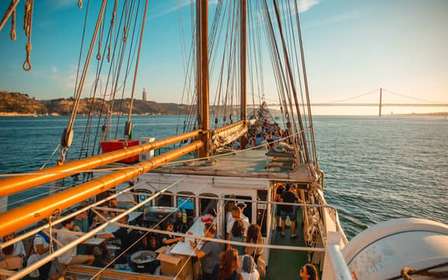 Lizbona: Sunset Boat Party z DJ-em na żywo i wejściem do klubu nocnego