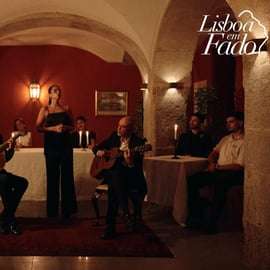 Lizbona: wieczorny kameralny pokaz muzyki fado na żywo z winem porto