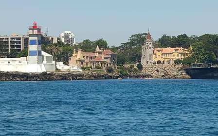 Sekrety wybrzeża Cascais: 90-minutowy rejs z bezpłatnymi napojami