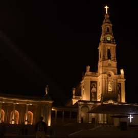 Z Lizbony: Fatima nocą – procesja świec
