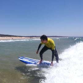 Lizbona: Lekcja surfingu na plaży Costa de Caparica