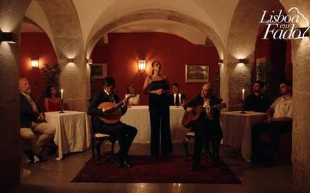Lizbona: wieczorny kameralny pokaz muzyki fado na żywo z winem porto