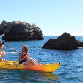 Sesimbra: plaża Ribeiro Cavalo, jaskinie i wycieczka kajakiem Arrábida