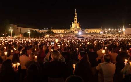 Z Lizbony: Fatima nocą – procesja świec