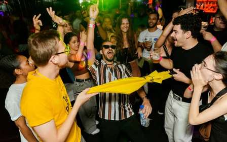 Lizbona: Pub Crawl z otwartym barem, shotami i wstępem do klubu VIP