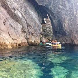 Sesimbra: plaża Ribeiro Cavalo, jaskinie i wycieczka kajakiem Arrábida