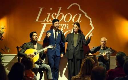 Lizbona: wieczorny kameralny pokaz muzyki fado na żywo z winem porto