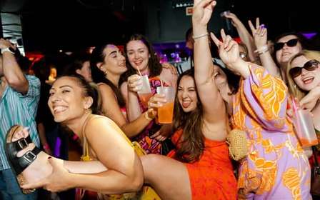 Lizbona: Pub Crawl z otwartym barem, shotami i wstępem do klubu VIP