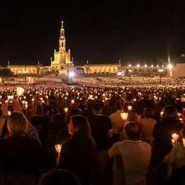 Z Lizbony: Fatima nocą – procesja świec