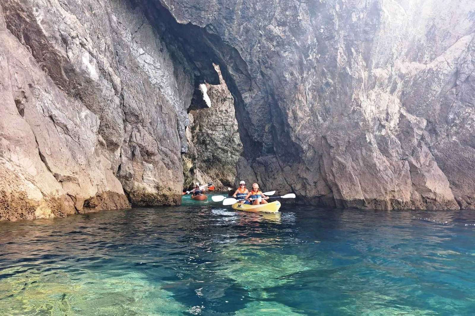 Sesimbra: plaża Ribeiro Cavalo, jaskinie i wycieczka kajakiem Arrábida