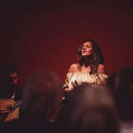 Lizbona: wieczorny kameralny pokaz muzyki fado na żywo z winem porto
