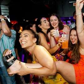 Lizbona: Pub Crawl z otwartym barem, shotami i wstępem do klubu VIP