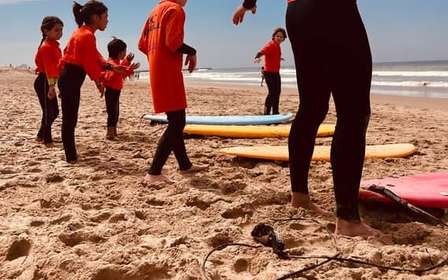 Lekcja surfingu dla początkujących w Caparica (Lizbona)