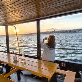 Sekrety wybrzeża Cascais: 90-minutowy rejs z bezpłatnymi napojami