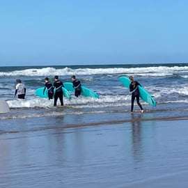 Lizbona: Lekcja surfingu na plaży Costa de Caparica