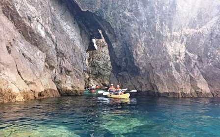 Sesimbra: plaża Ribeiro Cavalo, jaskinie i wycieczka kajakiem Arrábida