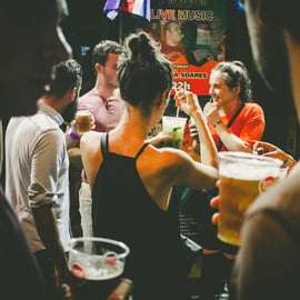 Lizbona: Pub Crawl z otwartym barem i wstępem do klubu VIP