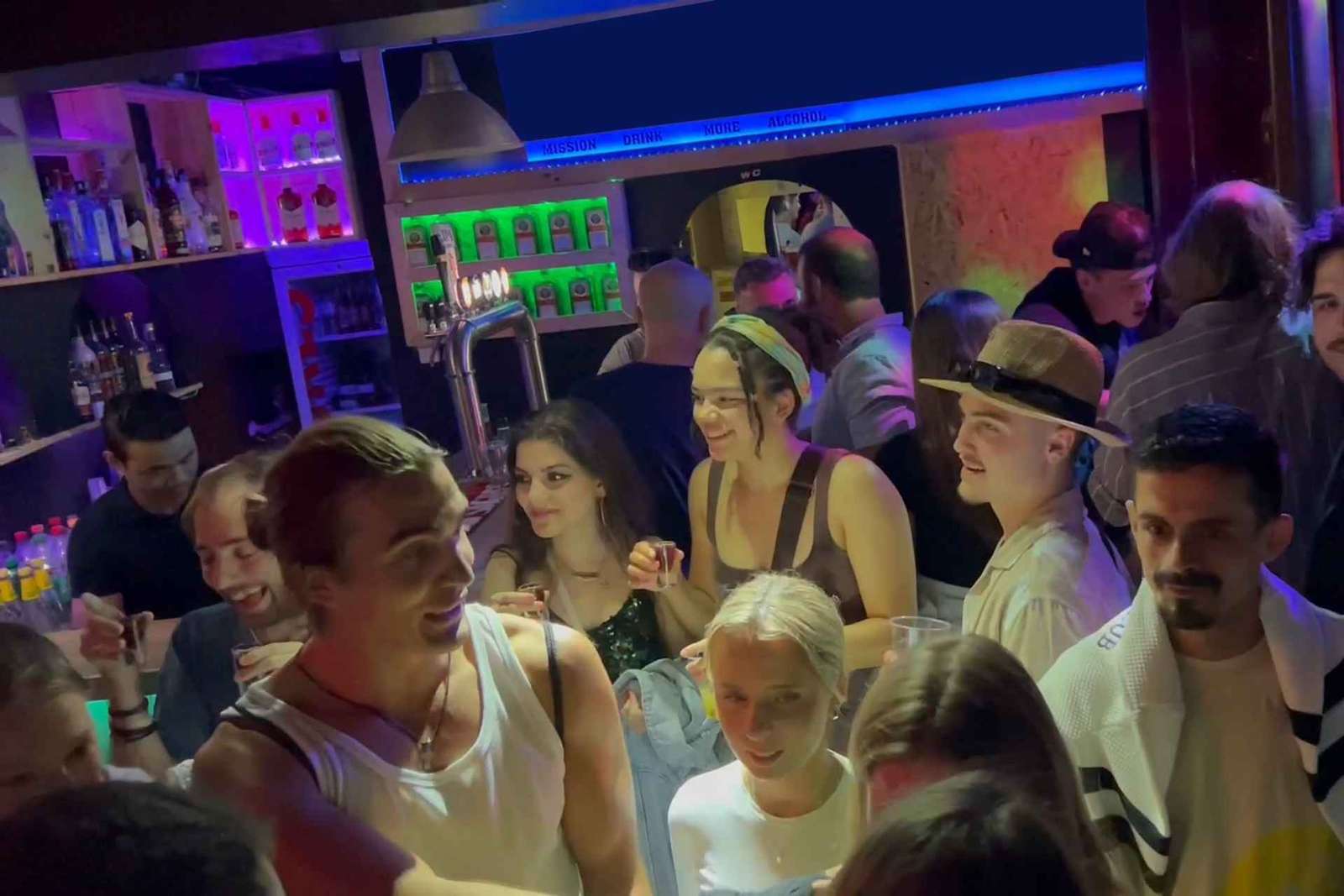 Pub Crawl w Lizbonie: Nielimitowane drinki, shoty i wejście do klubu V.I.P.